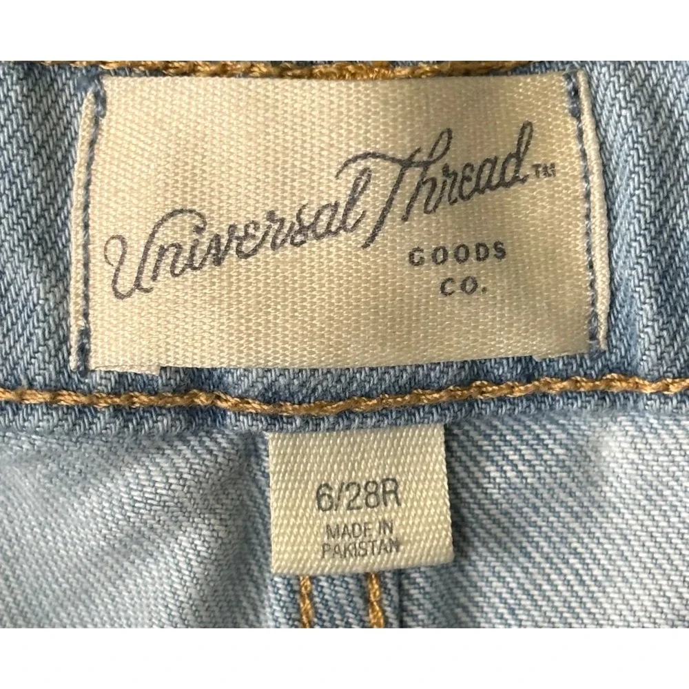Universal Thread Womens Boyfriend Jeans Light Wash Distressed Raw Hem 6‎ 28R